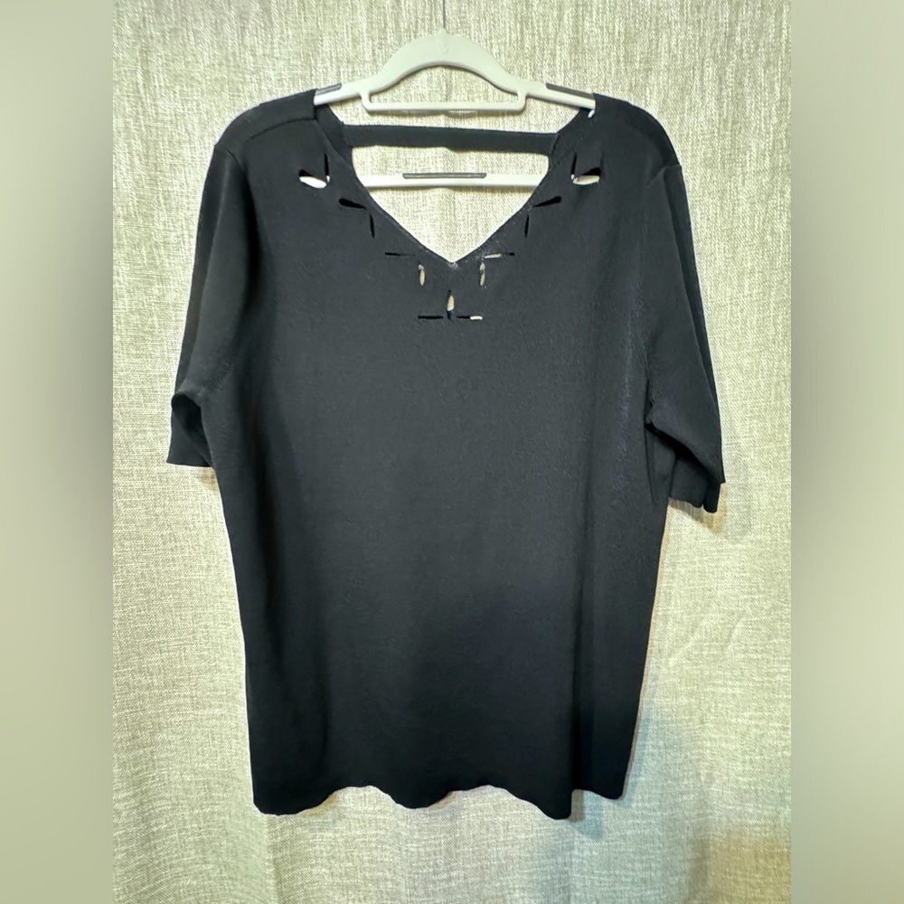 NWT- Chicos top size 3 or Xl-xxl cutouts with v-neck -3/4 sleeves
